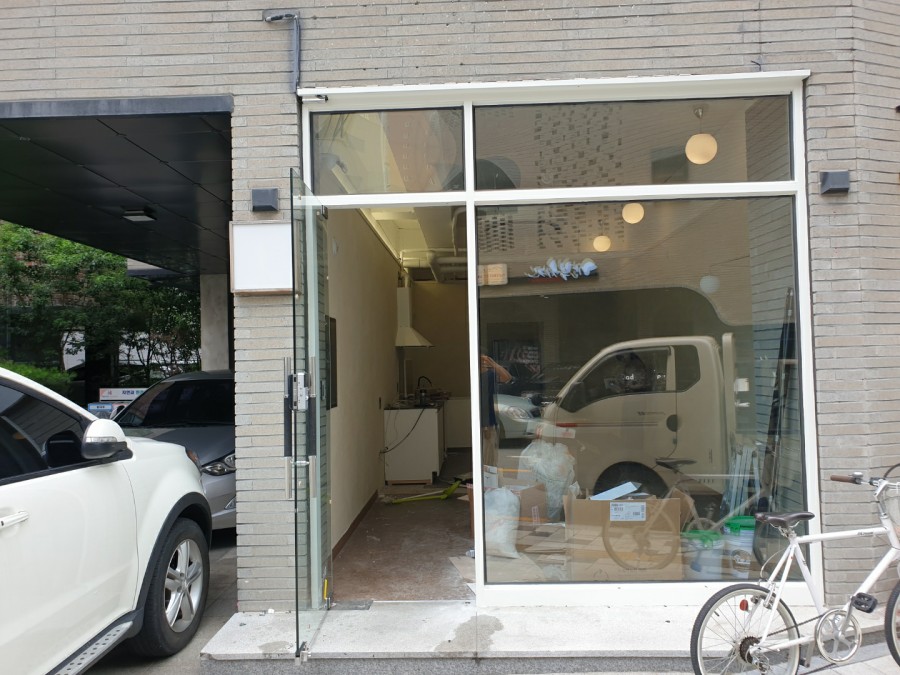 경기도 고양시 덕양구 옷가게 상가 출입문 강화도어 교체, 깔끔한 상하가네모도어 시공 후기 내부에서 문을 열었을 때 보이는 모습