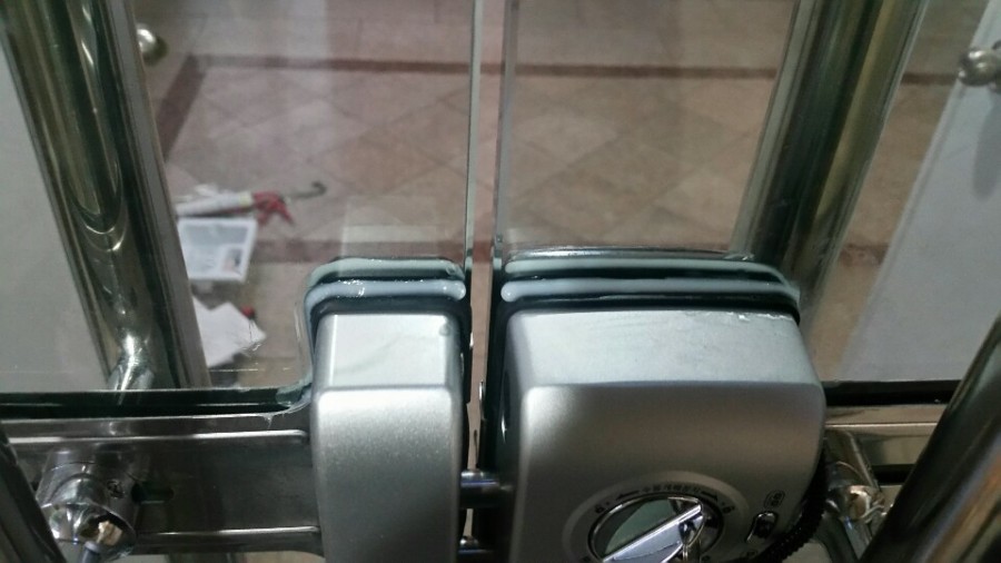 일산 강화도어 설치 정발산동 상가 출입문 번호키 시공 후기 실리콘으로 꼼꼼하게 마감된 글라스 도어락