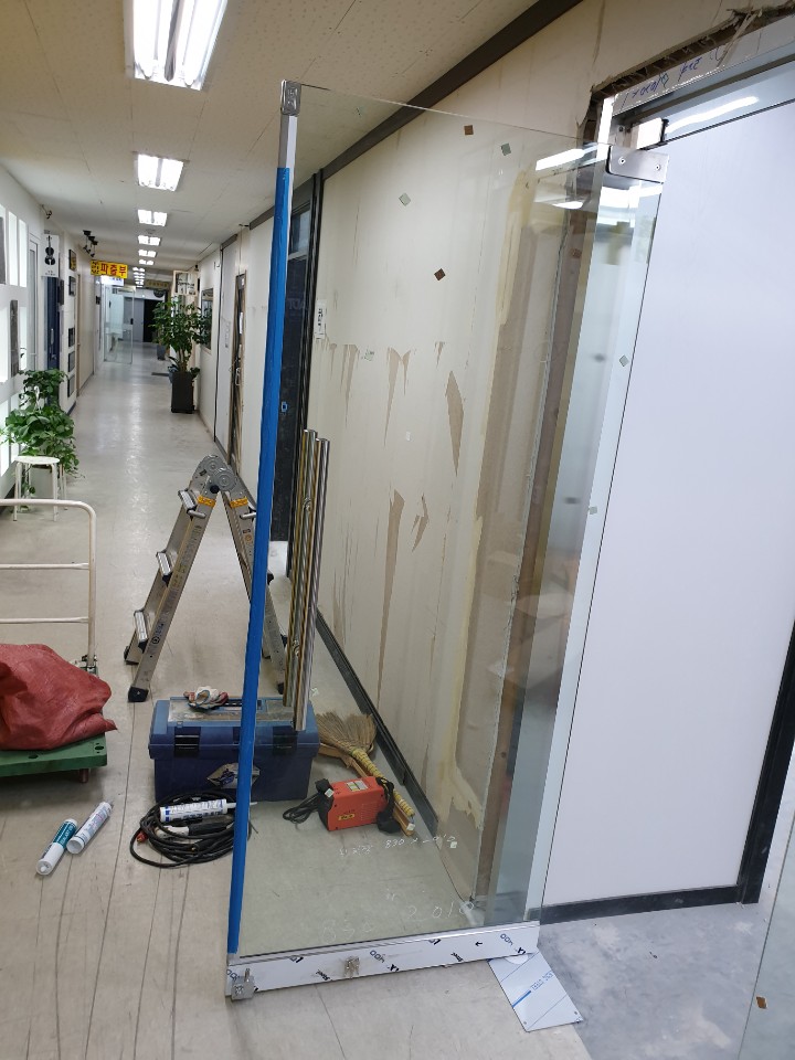 일산 정발산동 상가 유리문 수리 대신 새 강화도어 시공 후기 문 닫힐 때 안전을 확보하는 손보호대 디테일