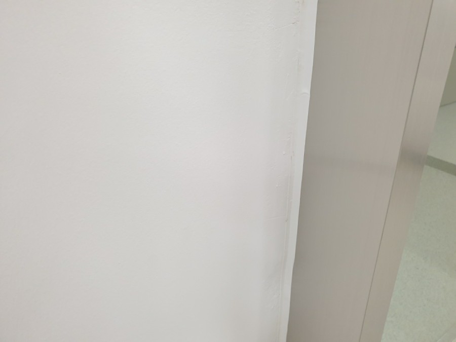 김포 구래동 지식산업센터 방화문 안쪽 강화도어 유리문 신규설치 , 답답한 방화문을 투명한 양개도어로 시공 후기 바닥 타일 색에 맞춰 회색 실리콘으로 마감한 모습