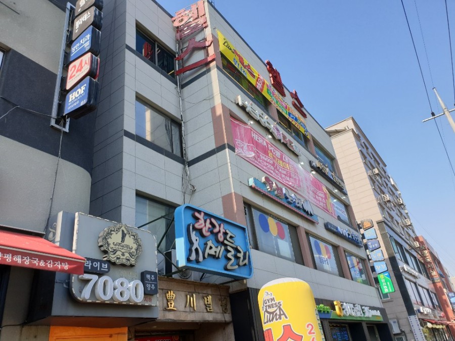 신월동 헬스장 강화도어 수리, 김포 강화도어 설치 전문가의 힌지 교체 후기 풍천빌딩 4층에 위치한 루나짐 헬스장 전경