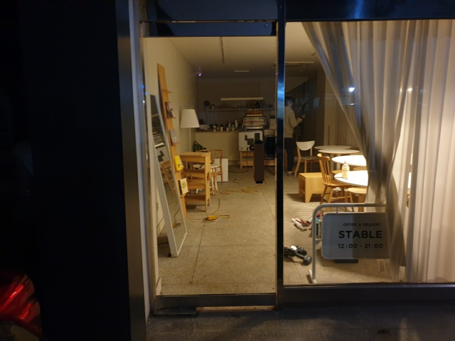 일산 백석동 카페 출입문 강화도어 유리문 수리 바닥 높임 강화도어 시공 후기 일산 백석동 카페 내부에서 바라본 새 유리문 시공 완료 모습