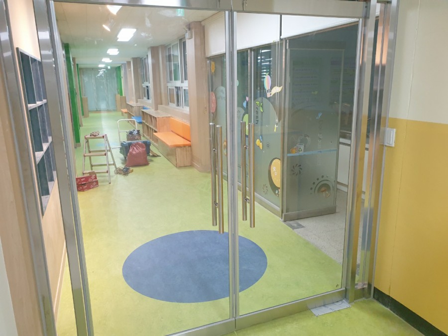 일산 고양시 덕양구 고양동 초등학교 강화도어 설치, 어린이 안전 손보호대까지 시공 후기 복도 전체와 조화를 이루는 새 강화도어
