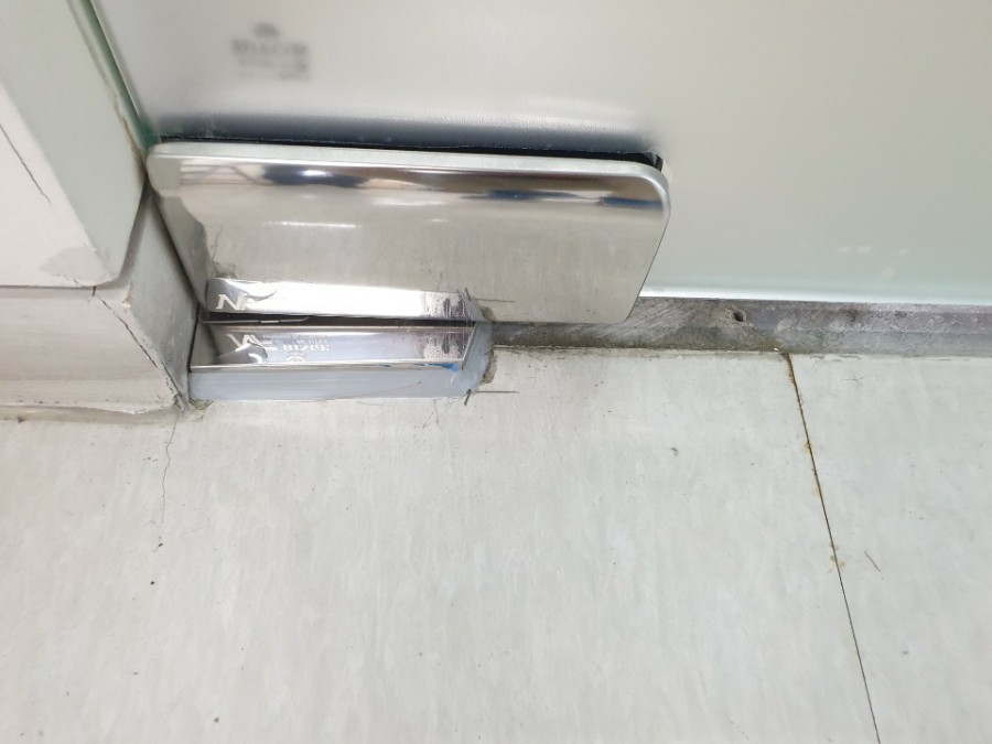 하부 H바와 힌지 부분 상세 사진