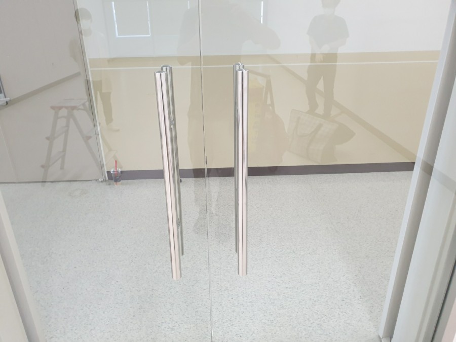 김포 구래동 지식산업센터 방화문 안쪽 강화도어 유리문 신규설치 , 답답한 방화문을 투명한 양개도어로 시공 후기 사무실용으로 가장 무난한 일자형 금속 손잡이