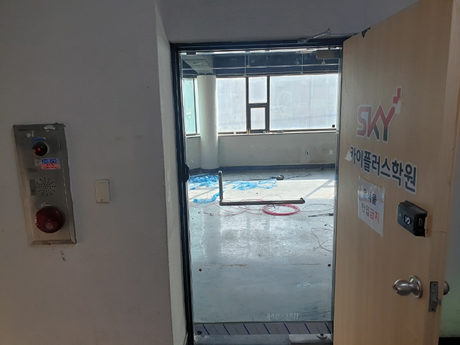 화곡동 강화도어 설치, 답답한 방화문 앞에 추가 시공으로 해결! 상가 내부에서 바라본 방화문 출입구