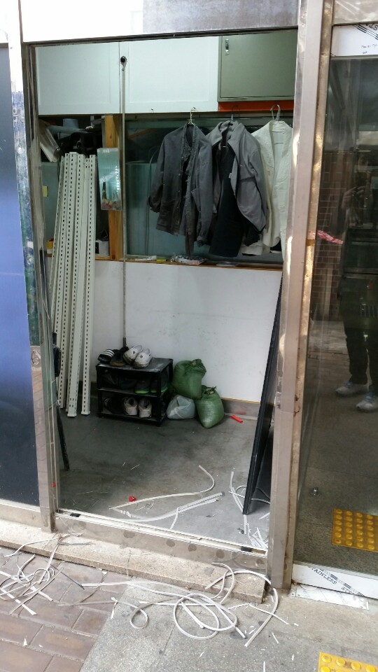기존 유리 철거 후 실리콘 제거 흔적이 남은 바닥