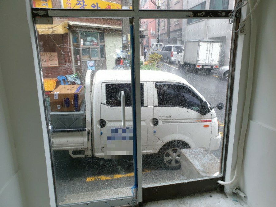 새로 설치된 바닥 힌지