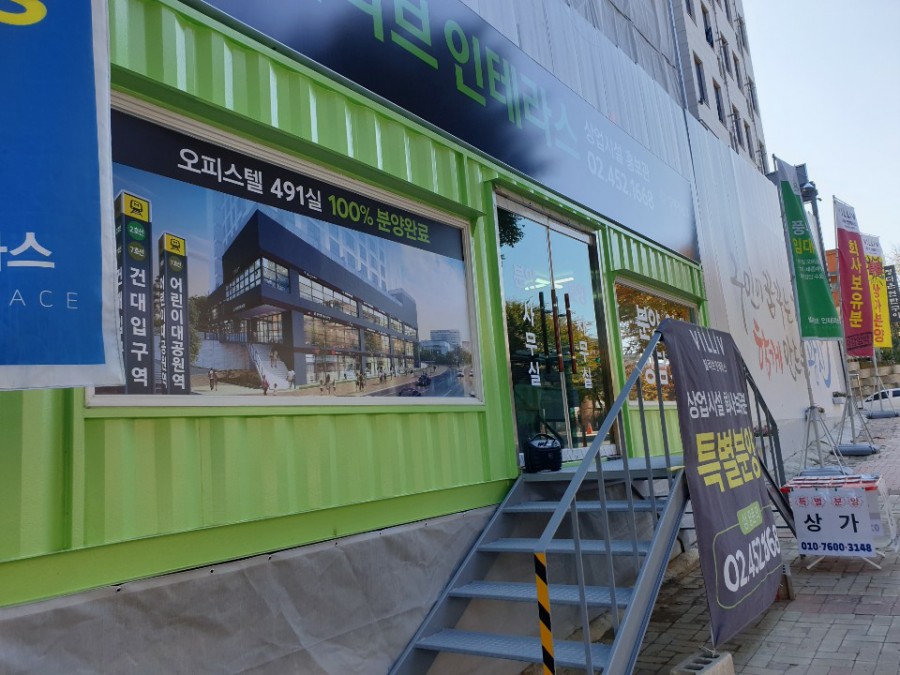 일산 문봉동 강화도어 플로어힌지 흔들림 수리, 당일 조정 후기 힌지 수리 후 안정적으로 닫힌 강화도어의 실내 모습