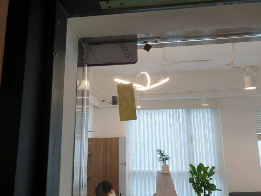 일산 문봉동 미용실 강화도어 시공, 바닥 손상 없는 NF힌지 설치 후기 ㄴ자 손잡이가 달린 상가네모 디테일