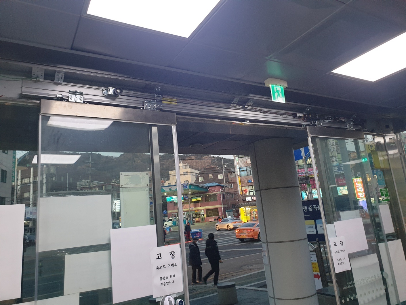 자동문을 구동하는 모터와 컨트롤러가 포함된 새 기계