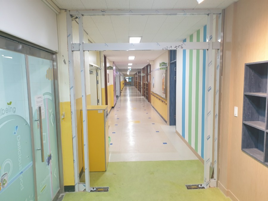 일산 고양시 덕양구 고양동 초등학교 강화도어 설치, 어린이 안전 손보호대까지 시공 후기 화곡동 강화도어 설치를 위한 금속 프레임 시공