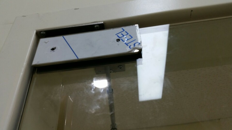 바닥에 매립된 강화도어 플로어 힌지 상세 사진
