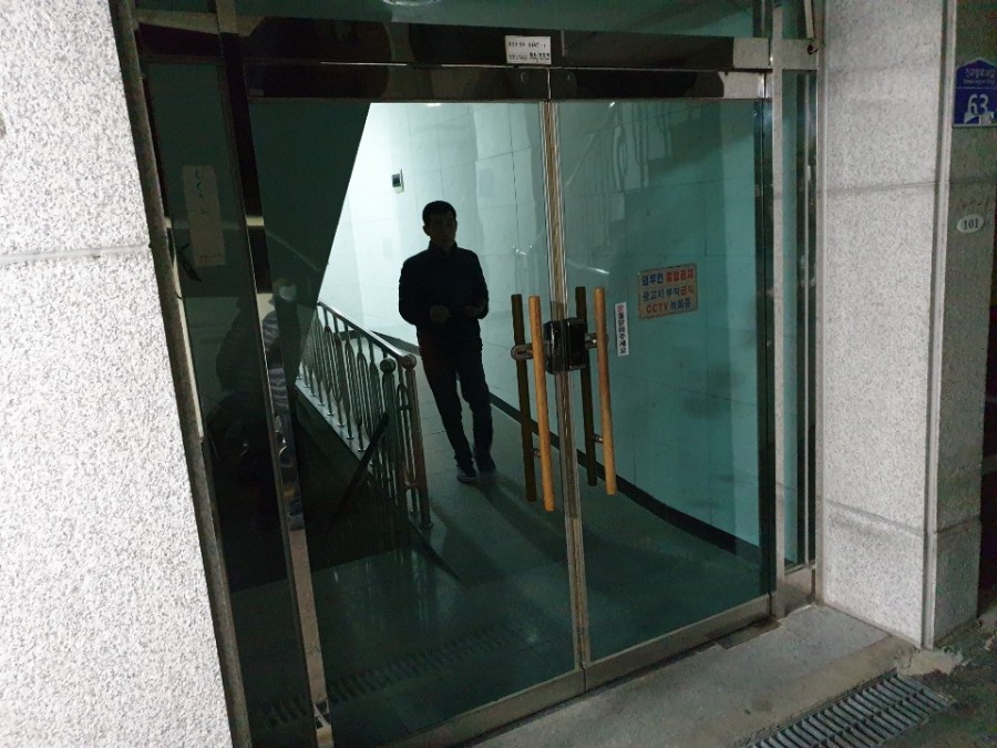 내려앉은 강화도어 상부 프레임 조정 작업 전