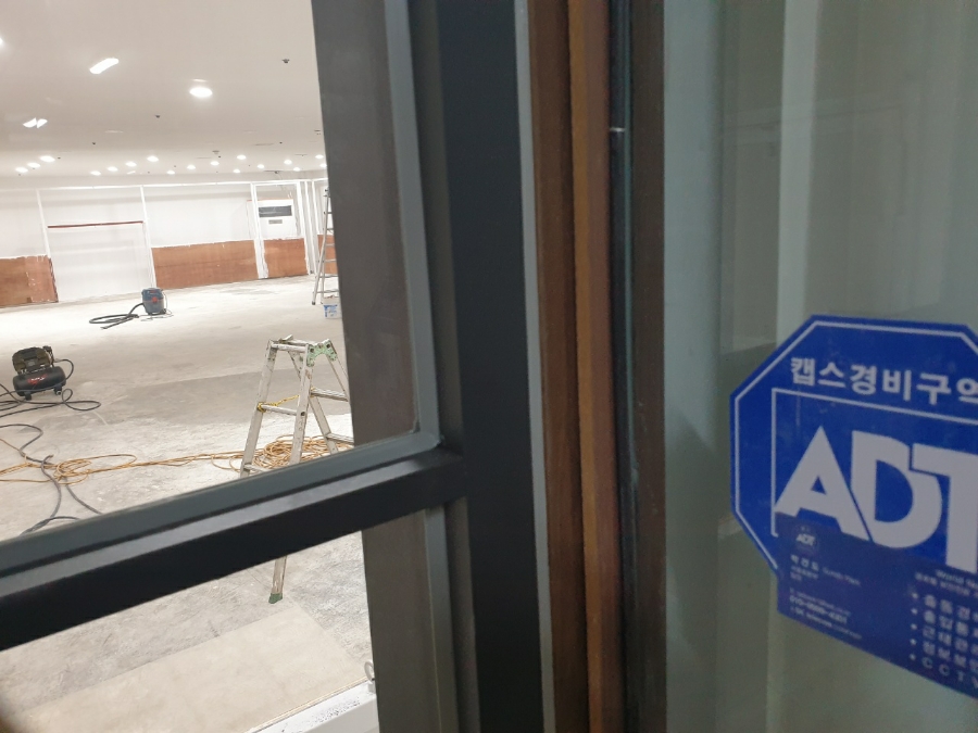 일산 정발산동 상가 가마찌도어 자동문 시공 후기 자동문 상단 프레임 실리콘 마감 작업