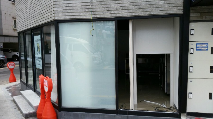 김포 강화도어 설치를 위한 바닥 힌지 매립 작업