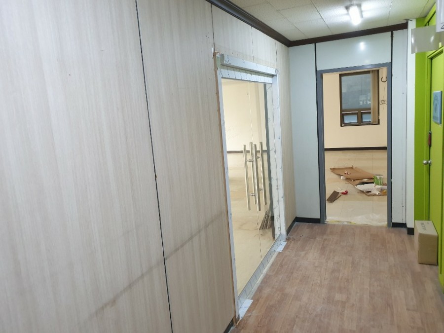일산 정발산동 상가 재활센터 강화도어 설치, 양개형 유리문 신규 시공 후기 모든 시공을 마치고 촬영한 현장 사진