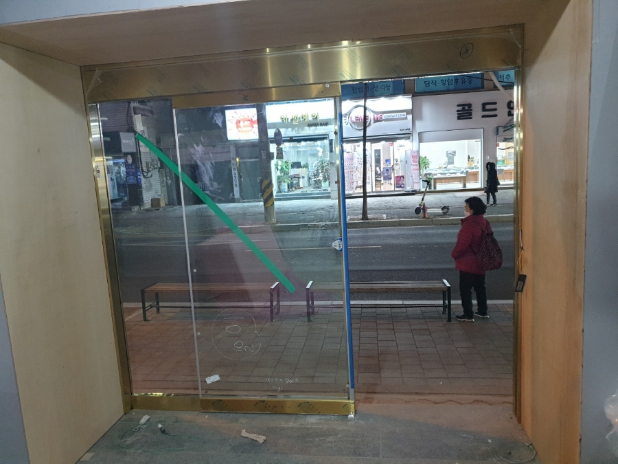 완벽하게 시공된 일산 정발산동 상가 자동문