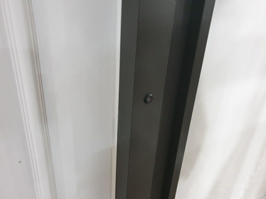 일산 정발산동 상가 가마찌도어 자동문 시공 후기 자동문 작동을 위한 터치스위치 설치 모습