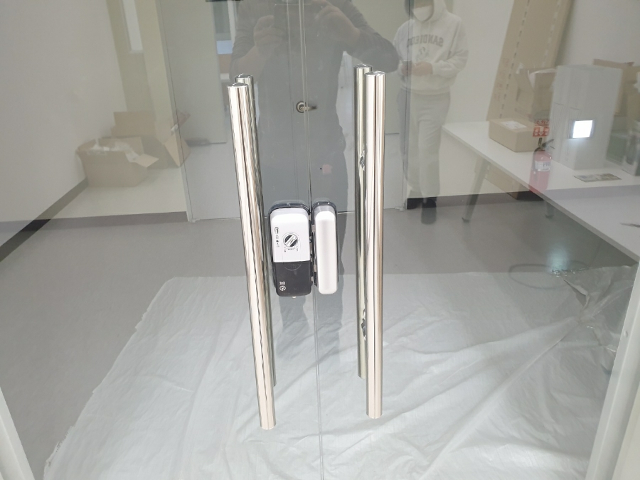 강화도어 하부 힌지 부분 마감
