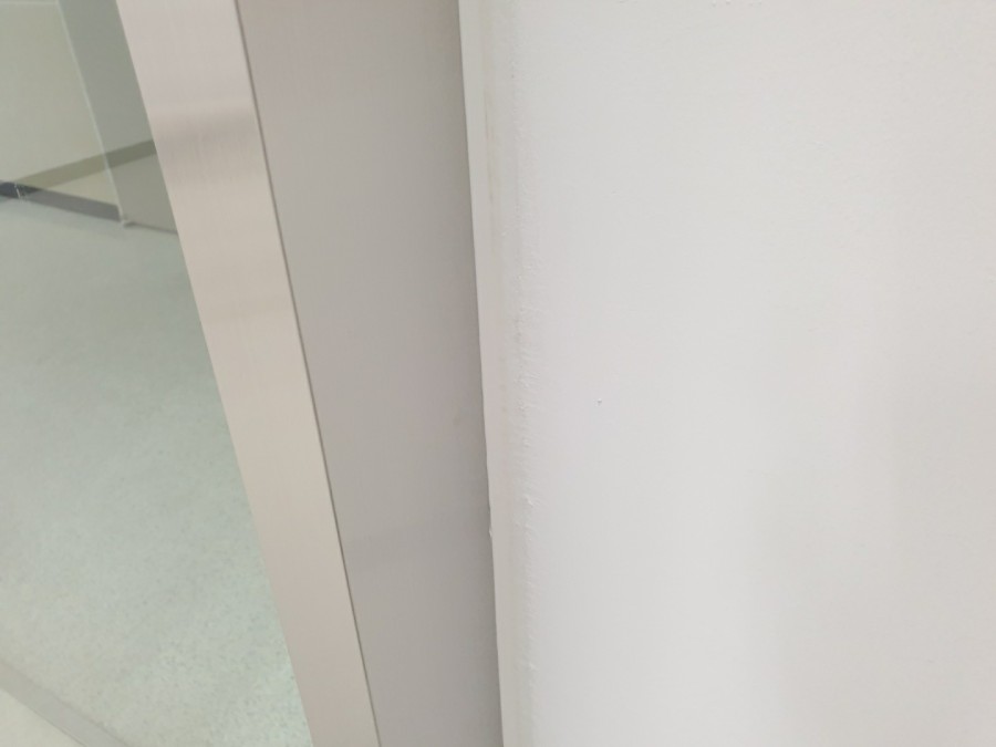 김포 구래동 지식산업센터 방화문 안쪽 강화도어 유리문 신규설치 , 답답한 방화문을 투명한 양개도어로 시공 후기 프레임 측면 역시 백색 실리콘으로 마감한 모습