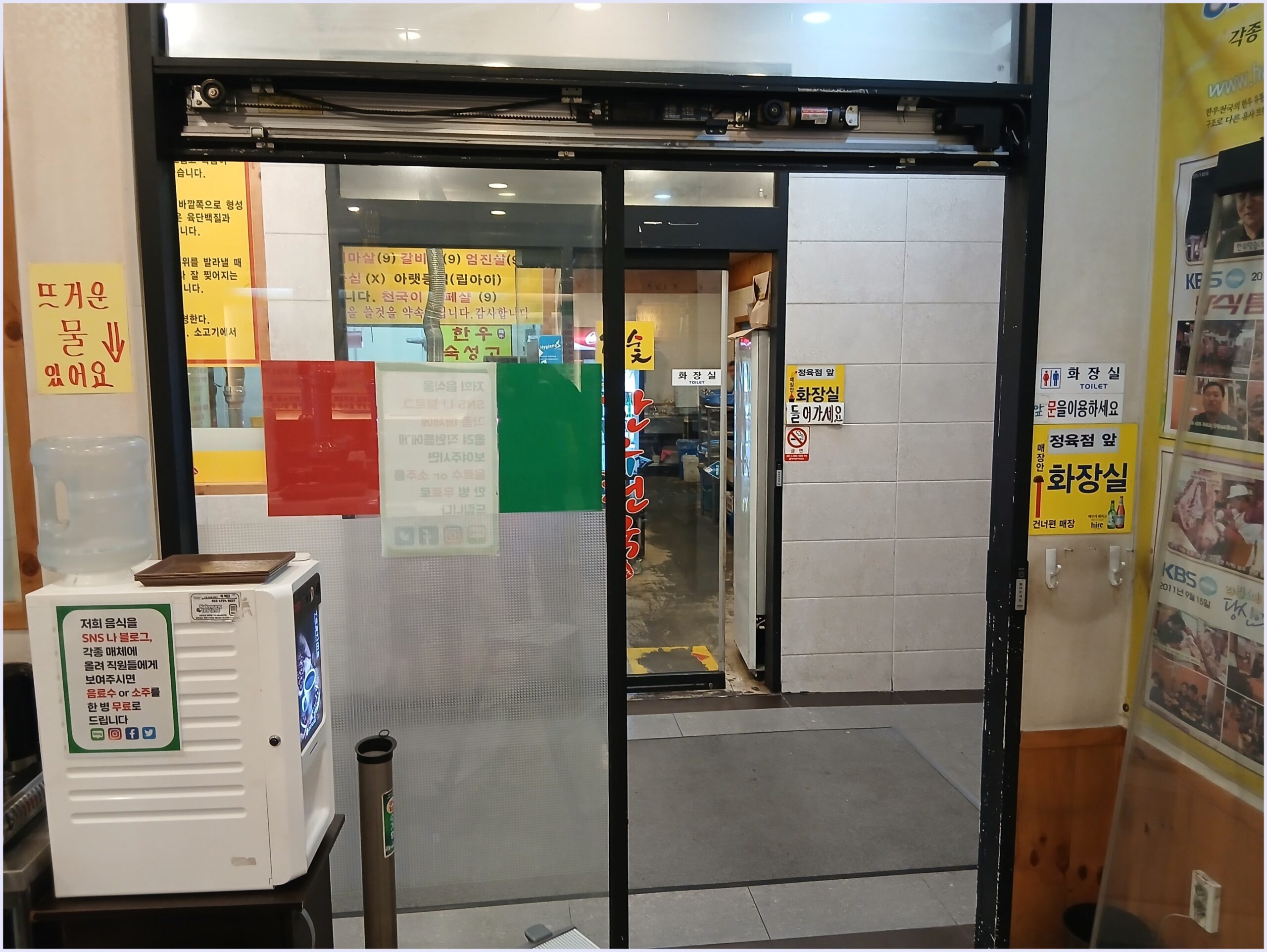 일산동 상가 자동문 센서 추가 설치, 터치 없이 편리하게! 자동문 기계 커버를 열어 내부를 점검하는 모습