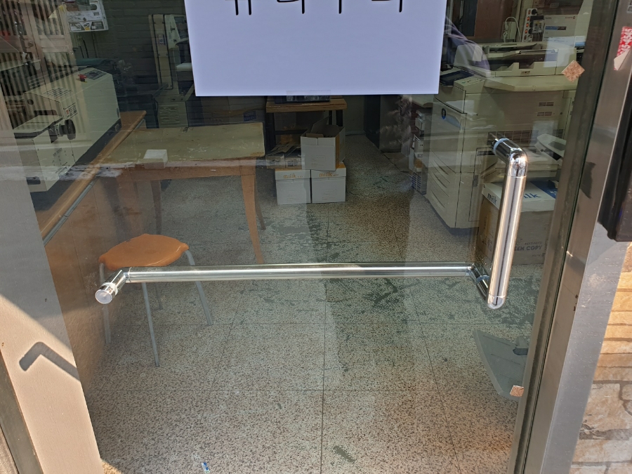 화곡동 강화도어 설치 유리 파손 전체 교체 및 힌지 수리 후기 유리문 상키 내부 모습