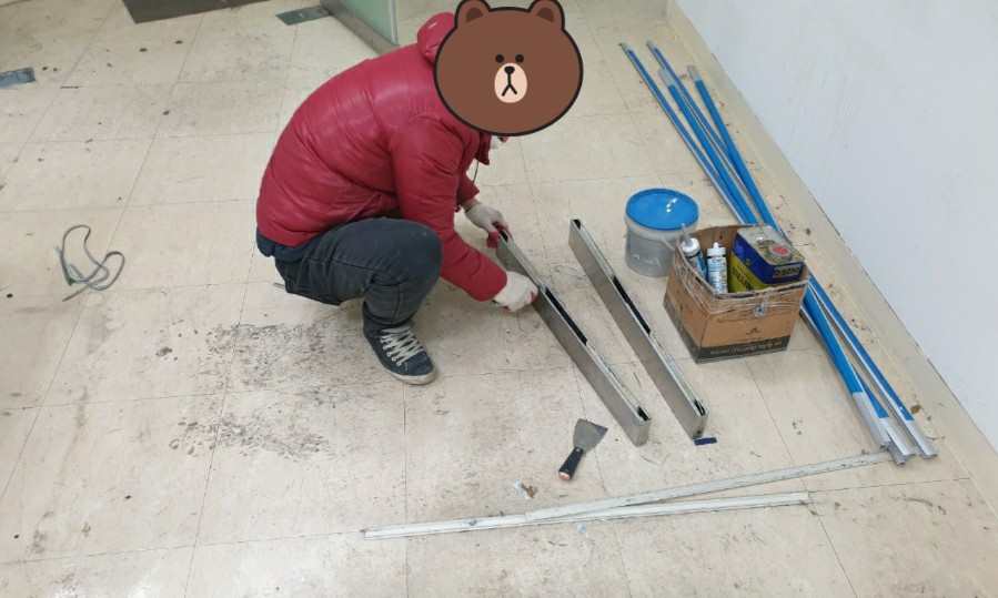 김포 장기동 상가 출입문 고장 - 바닥 공사 후 강화도어 교체 시공 후기 각파이프를 이용해 힌지 높이를 조절하는 모습