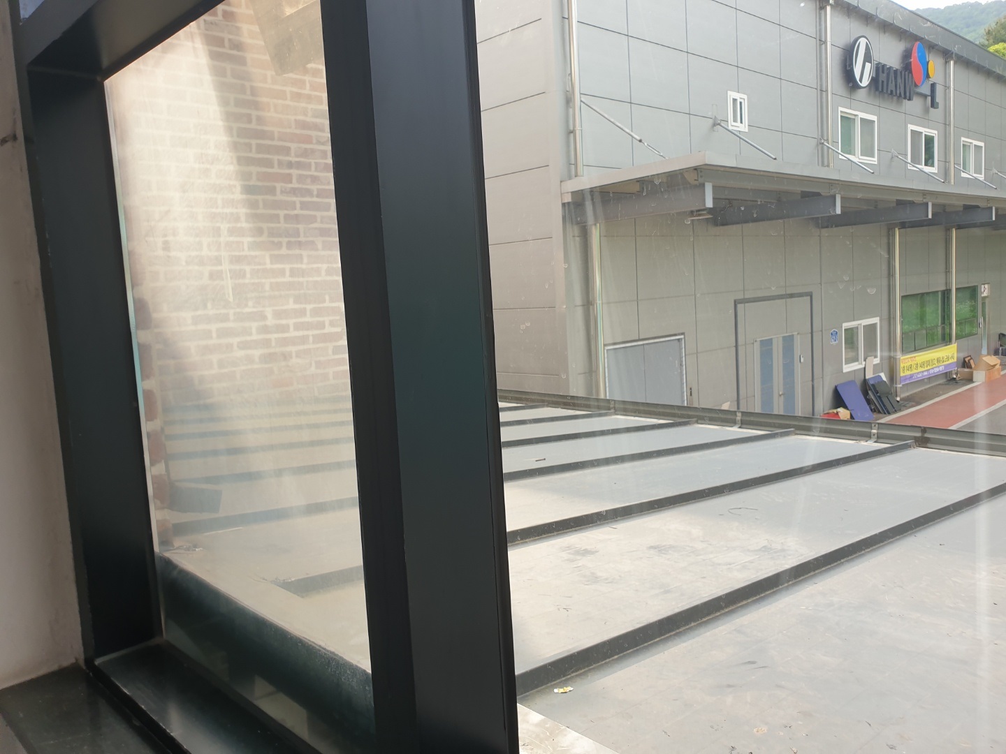 고양 카페 자동문 교체, 모터 없는 기계에 새 생명을 (강서구 출장 후기) 내부에서 본 실리콘 마감 디테일