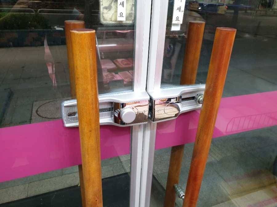 목동 정육점 강화도어 수리, 힌지 도어락 손보호대 교체 후기 탈거된 강화도어와 바닥의 낡은 플로어힌지