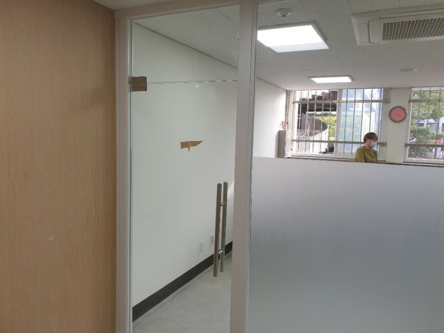 일산 정발산동 노인복지관 강화유리문, 칸막이 옆 신규 시공 후기 내부에서 바라본 상하가네모도어 설치 완료 사진