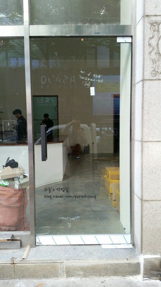 일산 정발산동 상가 출입문 고장 - 강화도어 및 힌지 전체 교체 후기 검은색 손잡이까지 설치 완료되어 세련된 느낌을 주는 새 출입문
