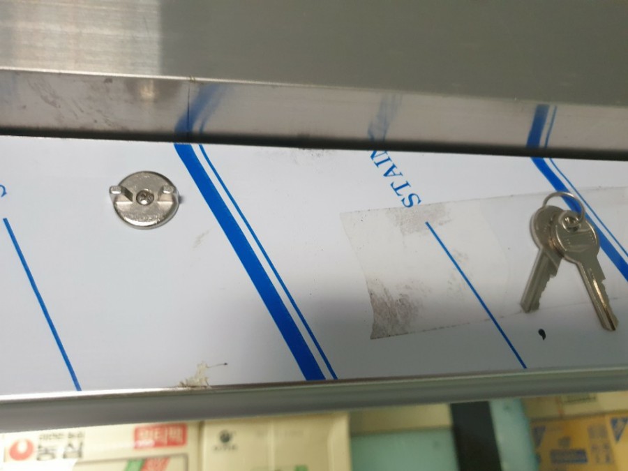 일산 정발산동 상가 매장 출입문 신규 강화도어 및 번호키 설치 후기 외부에서 바라본 깔끔하게 시공된 후문 강화도어