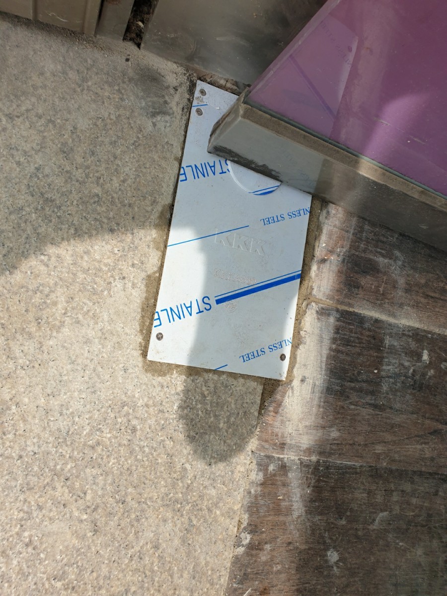 새 플로어 힌지를 안착시키는 모습