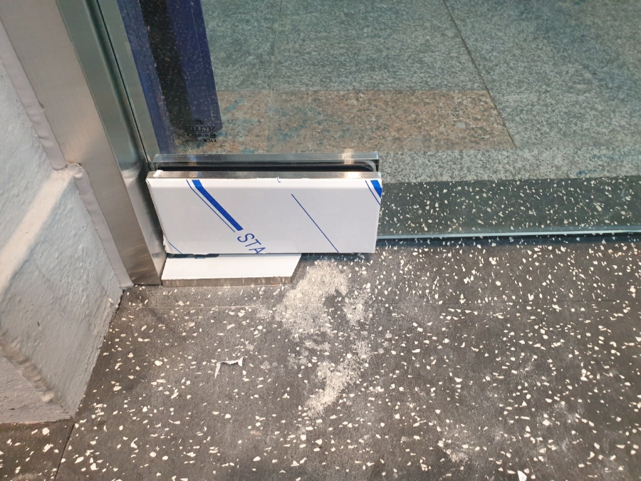 강화도어 하단에 설치된 하잠금키 상세 사진