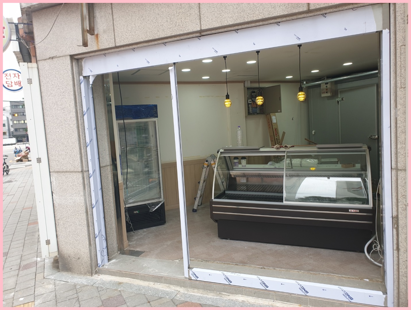 새로운 자동문 프레임을 설치한 모습