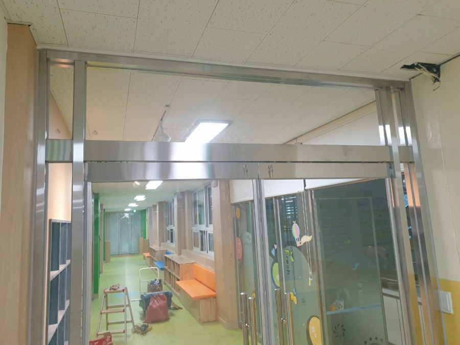 일산 고양시 덕양구 고양동 초등학교 강화도어 설치, 어린이 안전 손보호대까지 시공 후기 반대편에서 바라본 강화도어 설치 완료 모습
