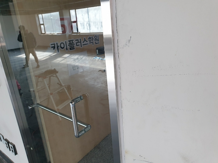 화곡동 강화도어 설치, 답답한 방화문 앞에 추가 시공으로 해결! 먼지마개에 잠금 핀이 들어가는 모습