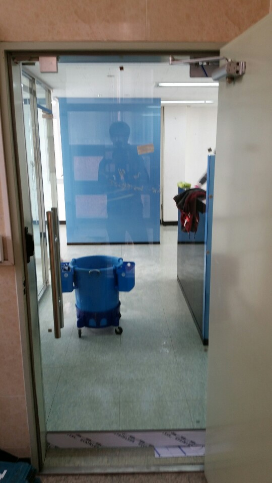 일산 정발산동 상가 강화도어 설치, 답답한 방화문 안쪽에 새 출입문 시공 후기 새롭게 설치된 일산 강화도어를 열어둔 모습