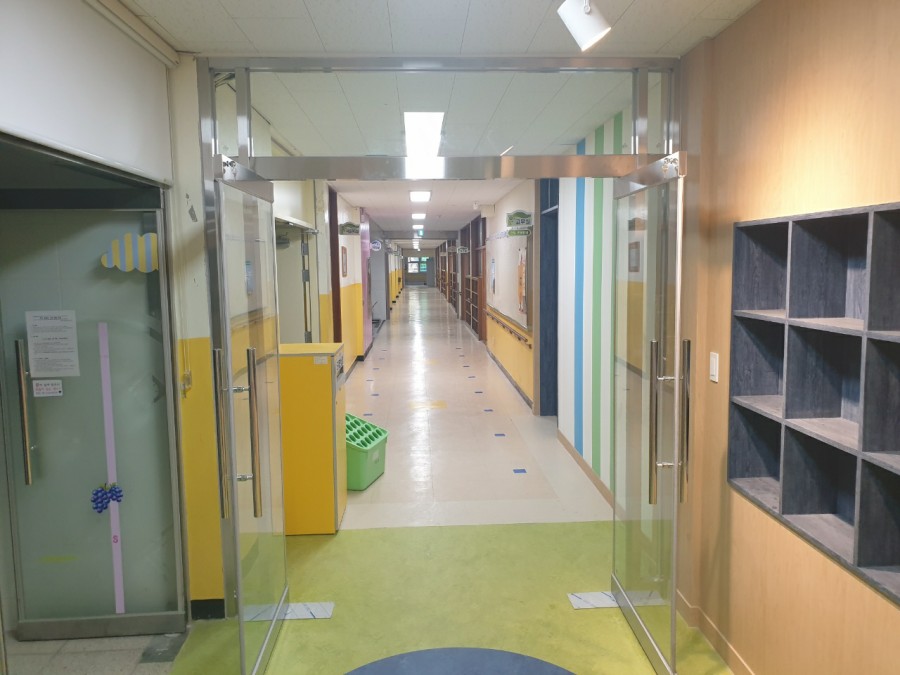 일산 고양시 덕양구 고양동 초등학교 강화도어 설치, 어린이 안전 손보호대까지 시공 후기 강화도어 상단 잠금장치(상키) 설치 모습