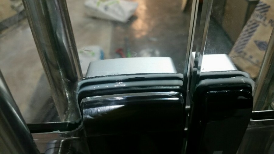 일산 강화도어 설치 정발산동 상가 출입문 번호키 시공 후기 일산 정발산동 강화도어에 글라스홀더를 설치한 근접 사진