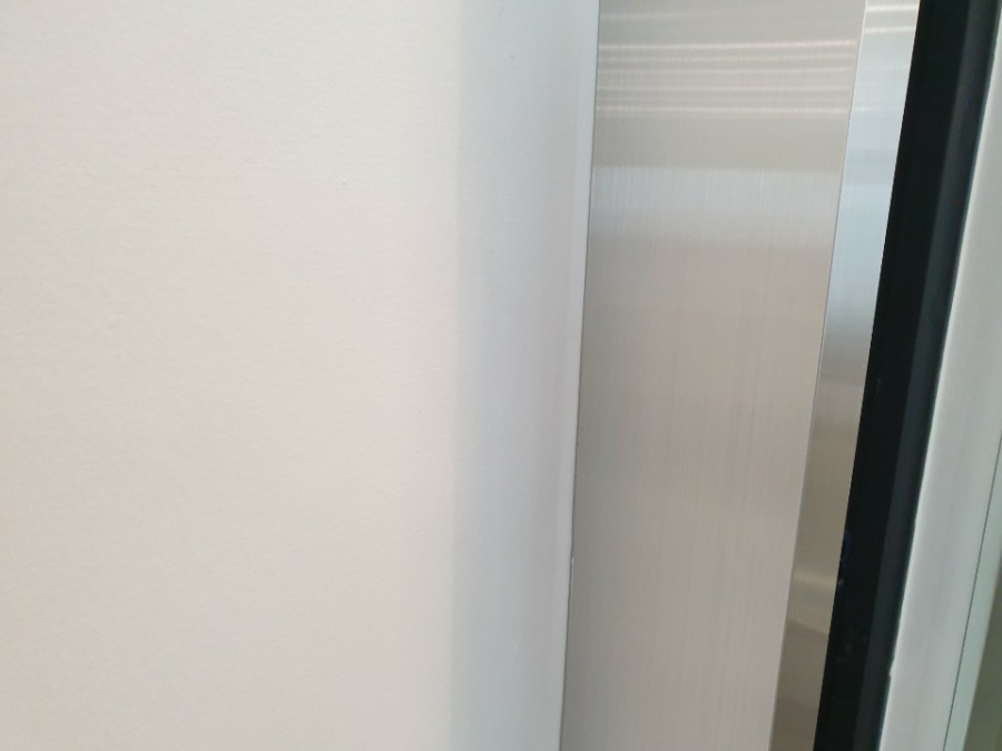 일산 문봉동 미용실 강화도어 시공, 바닥 손상 없는 NF힌지 설치 후기 측면 프레임 실리콘 마감 사진
