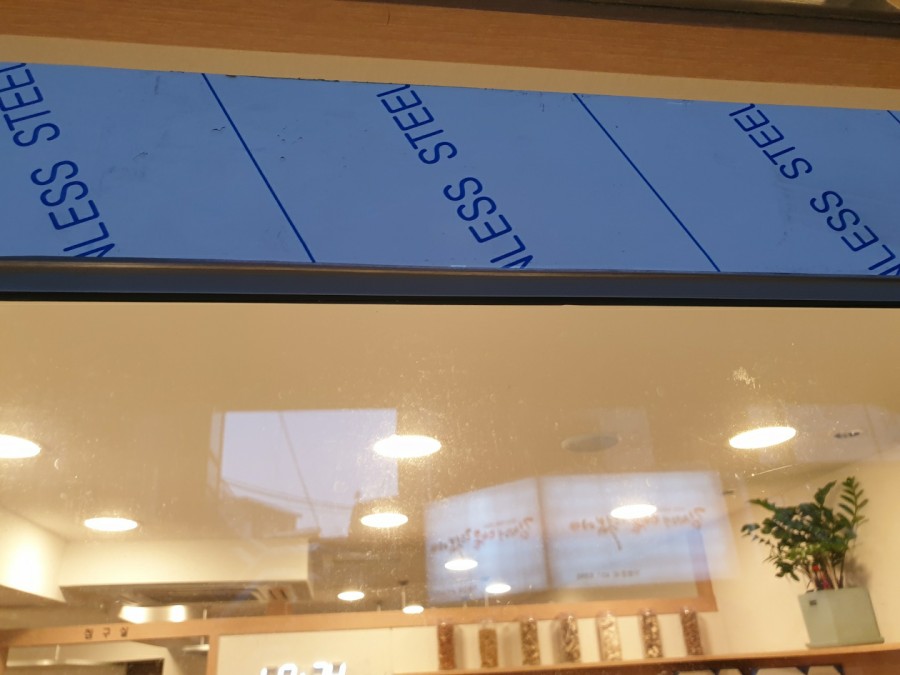 강화유리문 교체 후 문을 활짝 열어본 모습