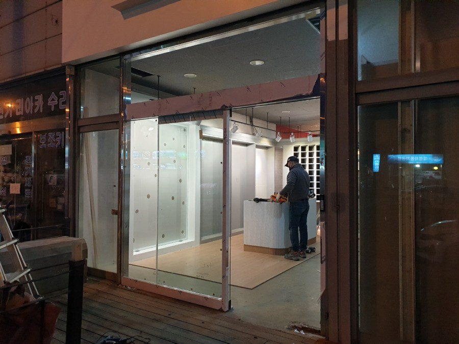인천 효성동 상가 자동문 신규 시공으로 매장 첫인상 바꾸기 밤까지 이어진 인천 자동문 설치 작업