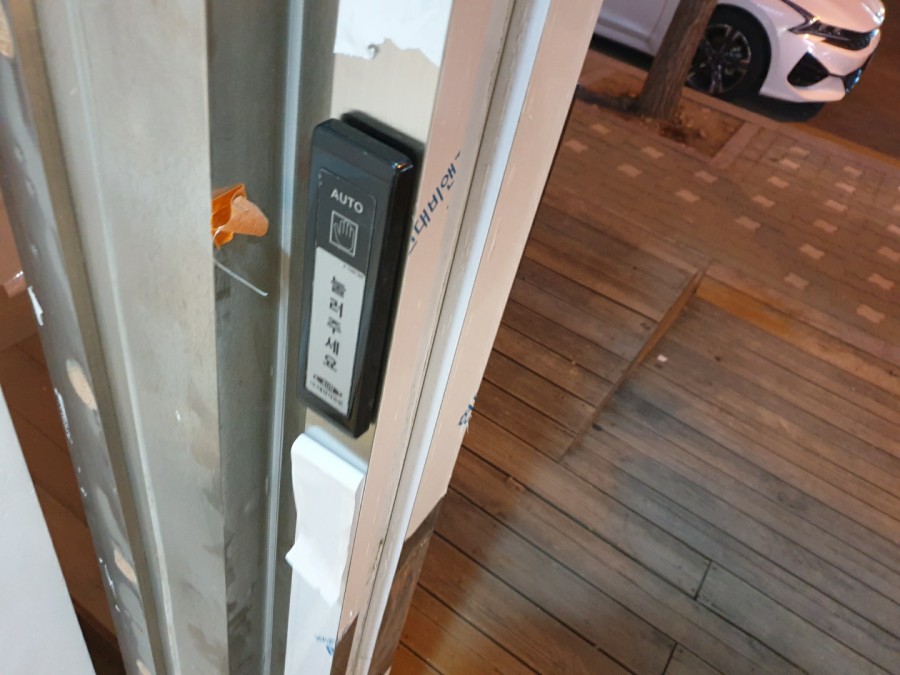 인천 효성동 상가 자동문 신규 시공으로 매장 첫인상 바꾸기 사무실 내부에서 바라본 자동문 시공 완료 모습