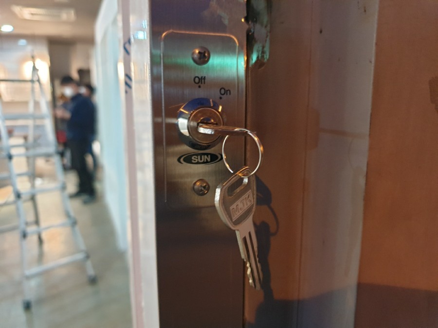 인천 효성동 상가 자동문 신규 시공으로 매장 첫인상 바꾸기 자동문 잠금장치 및 터치스위치 전원 on/off 버튼