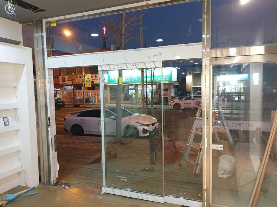 인천 효성동 상가 자동문 신규 시공으로 매장 첫인상 바꾸기 견고하게 설치된 자동문 하부 프레임 디테일
