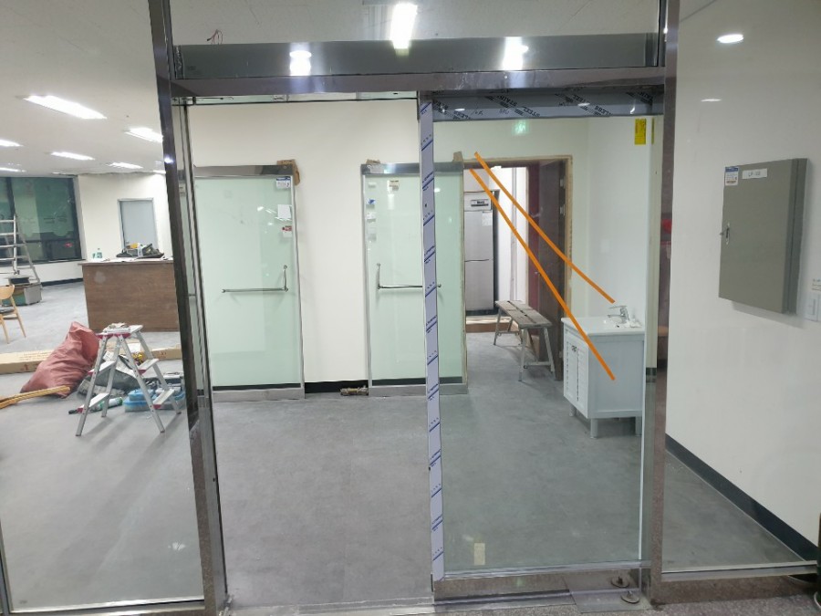자동문 프레임 실리콘 마감 처리 디테일 컷