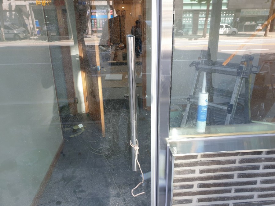일산 정발산동 상가 강화도어, 개방감 넘치는 상하가네모 시공 후기 하부보조키 잠금 구멍과 먼지마개