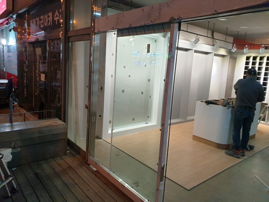 인천 효성동 상가 자동문 신규 시공으로 매장 첫인상 바꾸기 층고가 높아 상부 유리를 추가 시공한 자동문